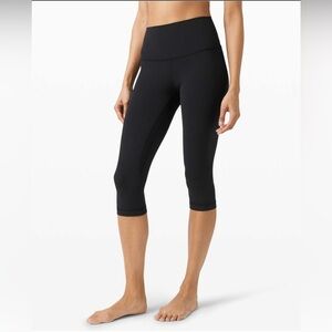 999. Lululemon Align™ High Rise Crop 17" Black
Size:2